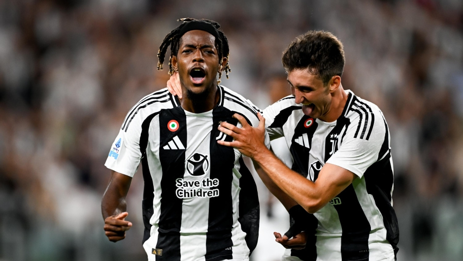 TURIN, ITALY - AUGUST 19: Samuel Mbangula of Juventus celebrates 1-0 goal with Andrea Cambiaso during the Serie A match between Juventus and Como at Allianz Stadium on August 19, 2024 in Turin, Italy. (Photo by Daniele Badolato - Juventus FC/Juventus FC via Getty Images)