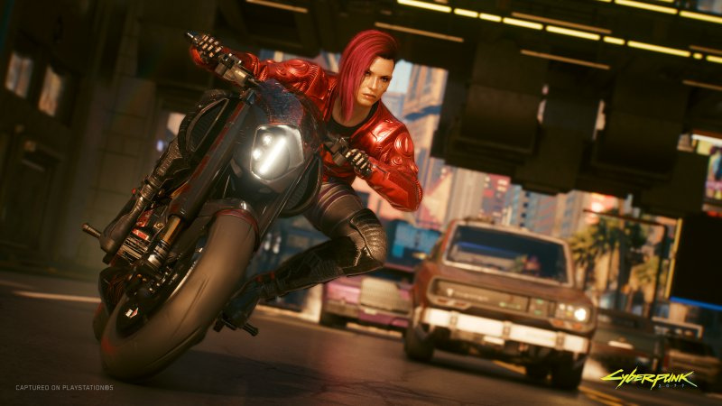 V su una moto in Cyberpunk 2077