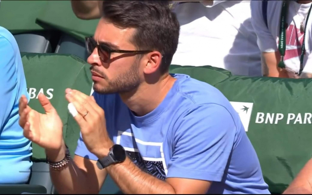 Giacomo Naldi in tribuna a Indian Wells con un dito fasciato