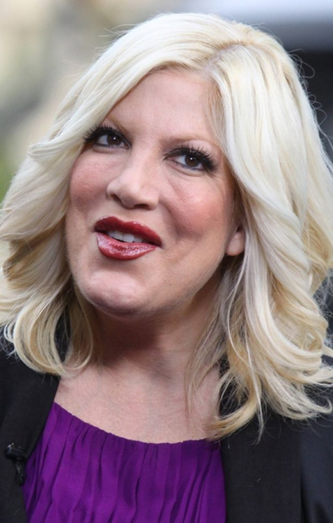 tori-spelling-faccia-gonfia.jpeg